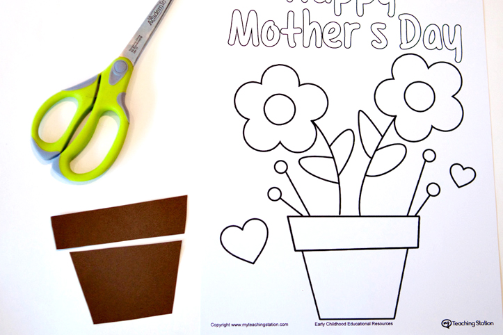 Cut out the brown paper to make the flower pod for the mother's day card.